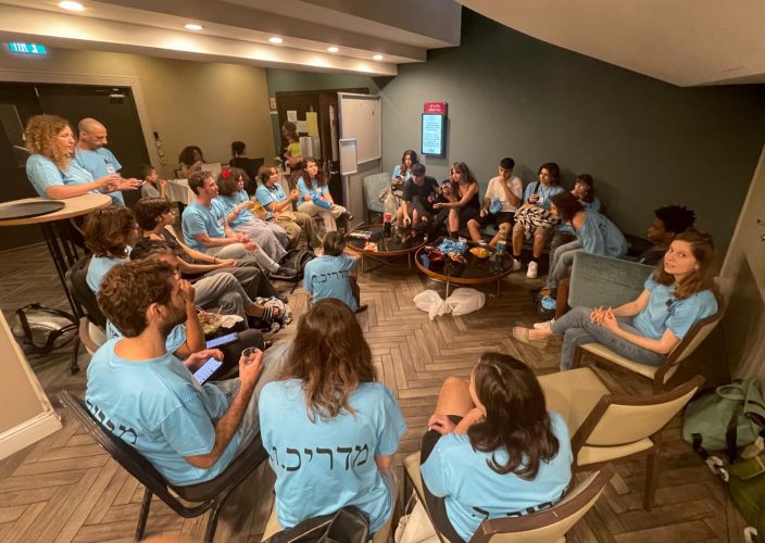 קבוצה של בני נוער יושבים במעגל