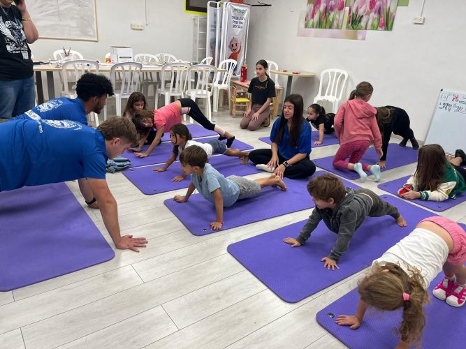 ילדים עושים יוגה במקלט